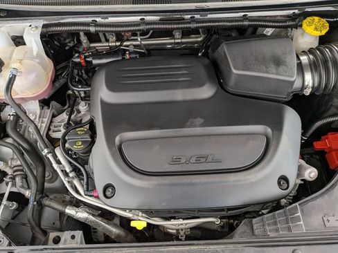 Used 2024 Chrysler Pacifica Touring-L FWD image 32
