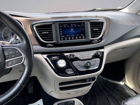 Used 2019 Chrysler Pacifica Touring-L w/ Tire & Wheel Group FWD image 7