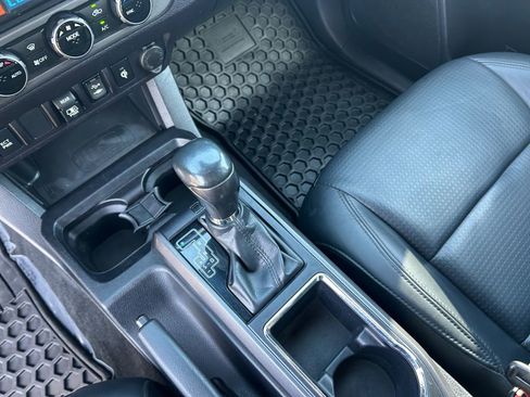 Used 2018 Toyota Tacoma TRD Sport AWD/4WD image 18
