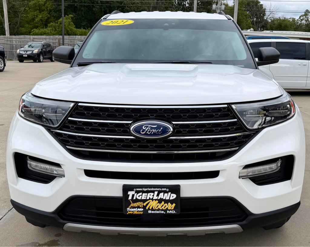 Used 2021 Ford Explorer XLT w/ Equipment Group 202A AWD/4WD image 2