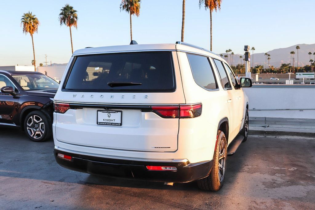 Used 2024 Jeep Wagoneer Series III AWD/4WD image 9