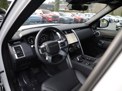 Certified 2025 Land Rover Discovery S image 18