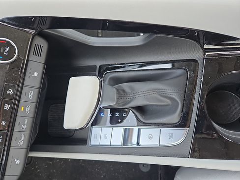 Certified 2025 Hyundai Elantra Limited FWD image 26