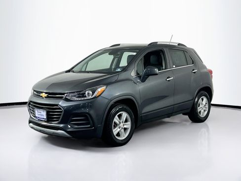 Used 2017 Chevrolet Trax LT w/ LT Convenience Package FWD image 1