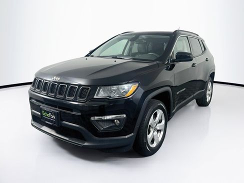 Used 2018 Jeep Compass Latitude w/ Popular Equipment Group AWD/4WD image 3