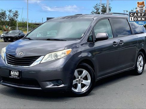 Used 2014 Toyota Sienna LE FWD image 2