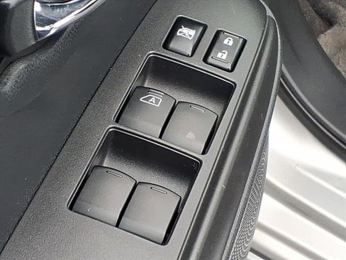 Used 2015 Nissan Versa Note SR image 12