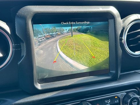 Used 2022 Jeep Wrangler Unlimited Sahara AWD/4WD image 14