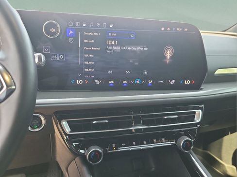 Used 2024 Chevrolet Traverse LT image 12