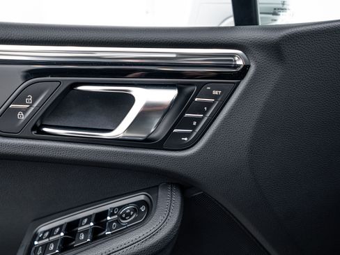 Certified 2026 Porsche Macan AWD/4WD image 18