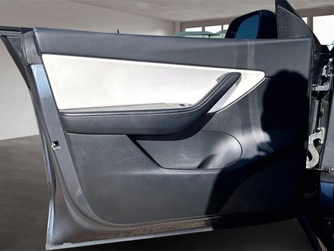 Used 2022 Tesla Model Y Long Range image 18