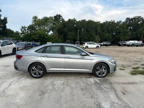 Used 2024 Volkswagen Jetta SE FWD image 19