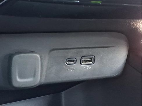 Used 2025 Chevrolet Trax RS FWD image 16