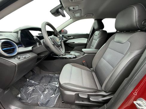 Used 2025 Chevrolet Trax LT FWD image 9