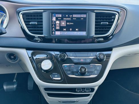 Used 2023 Chrysler Voyager LX image 17