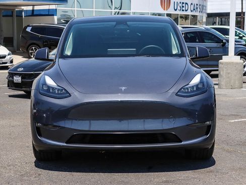 Used 2023 Tesla Model Y Long Range AWD/4WD image 2