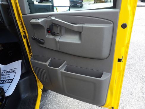 Used 2017 GMC Savana 3500 Extended RWD image 23