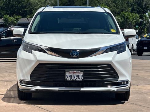 Certified 2024 Toyota Sienna XLE FWD image 11