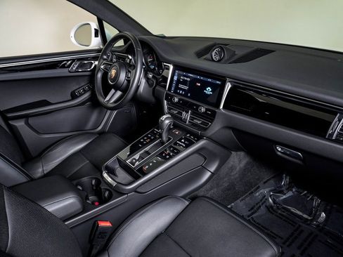 Certified 2024 Porsche Macan image 13