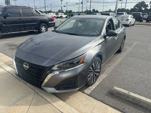 Used 2025 Nissan Altima 2.5 SV FWD image 1