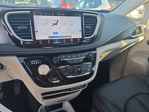 Used 2024 Chrysler Pacifica Touring-L w/ Road Tripper Package FWD image 8