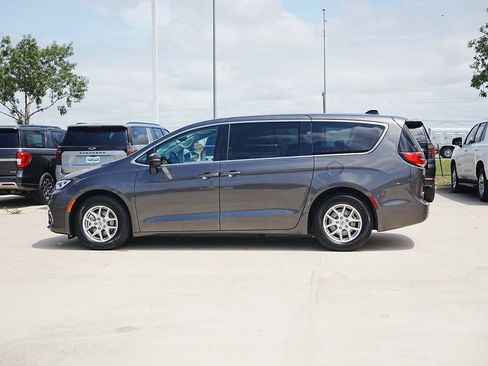Used 2023 Chrysler Pacifica Touring-L FWD image 4