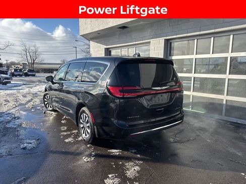 Used 2024 Chrysler Pacifica Select image 4