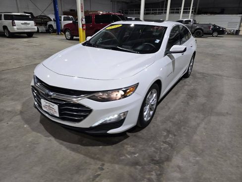 Used 2019 Chevrolet Malibu LT FWD image 2