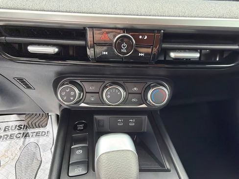 Used 2025 Nissan Kicks SV AWD/4WD image 26