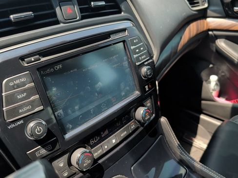 Used 2017 Nissan Maxima Platinum w/ Medallion Package FWD image 9