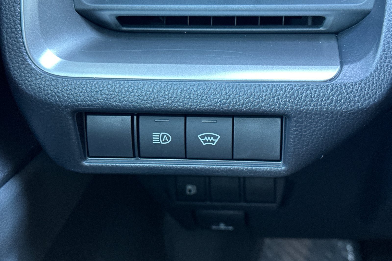 Certified 2025 Toyota Prius LE AWD/4WD image 31