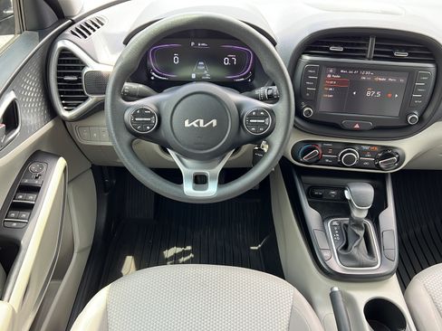 Used 2025 Kia Soul LX FWD image 11