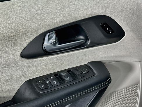 Used 2024 Chrysler Pacifica Touring-L FWD image 15