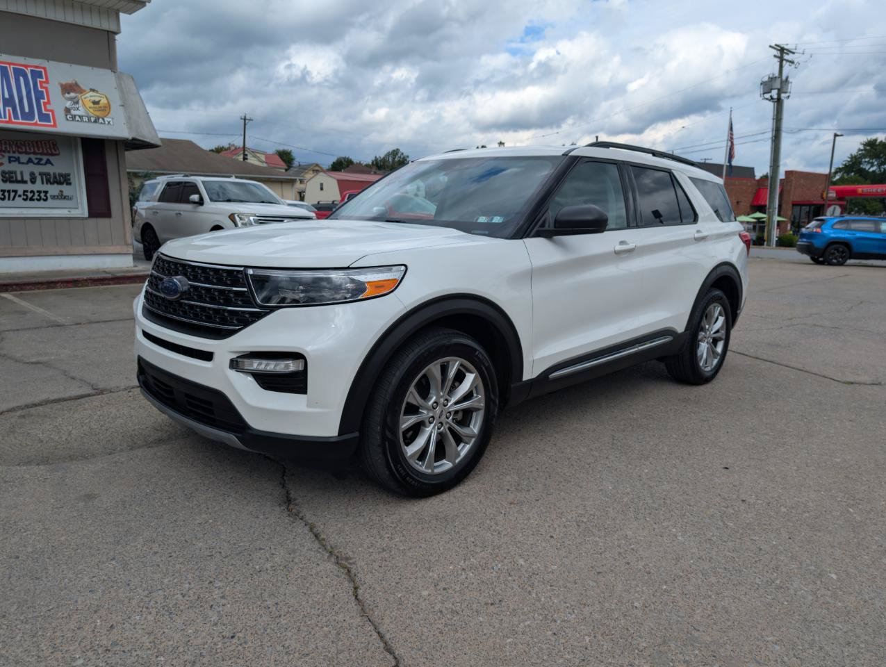 Used 2021 Ford Explorer XLT w/ Equipment Group 202A AWD/4WD image 3