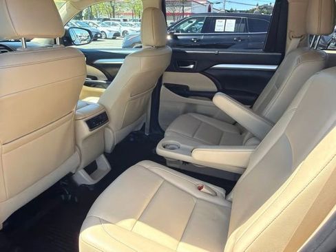 Used 2019 Toyota Highlander XLE AWD/4WD image 6