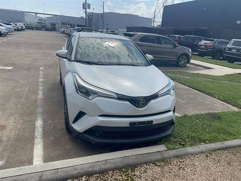 Used 2019 Toyota C-HR XLE image 3