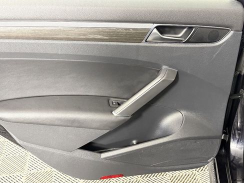 Used 2018 Volkswagen Passat 2.0T SE image 38