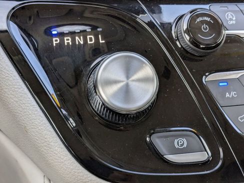 Used 2023 Chrysler Pacifica Limited image 23