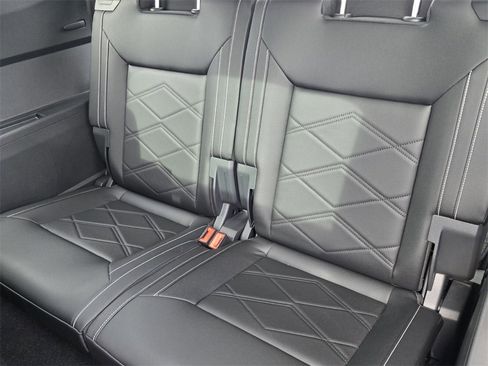 Certified 2025 Volkswagen Atlas SE w/ Panoramic Sunroof Package image 13