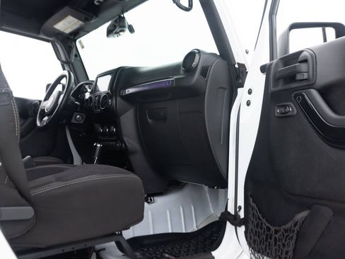 Used 2015 Jeep Wrangler Unlimited Rubicon w/ Connectivity Group AWD/4WD image 35