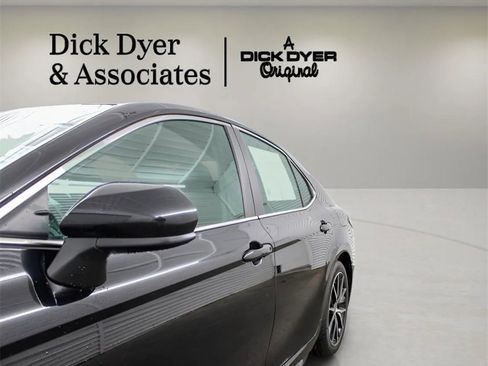 Used 2021 Toyota Camry SE image 3