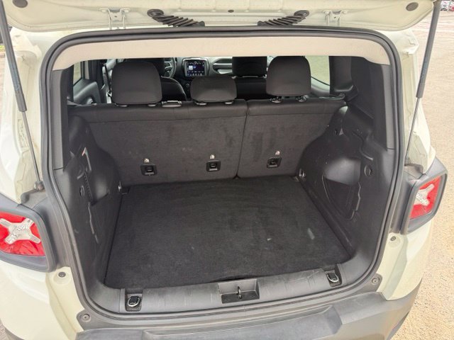 Used 2023 Jeep Renegade Latitude AWD/4WD image 8