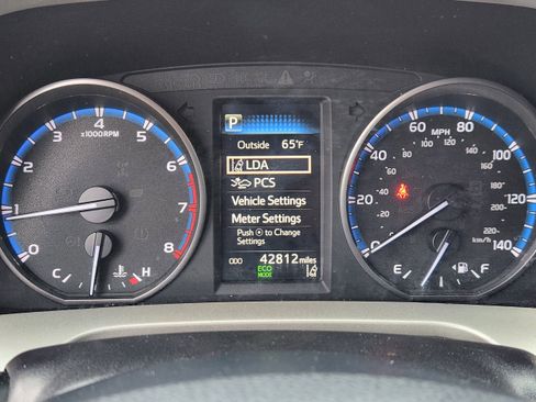 Used 2018 Toyota RAV4 LE w/ All Weather Liner Package AWD/4WD image 10