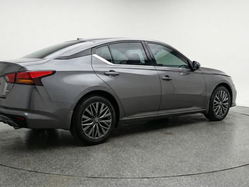 Used 2025 Nissan Altima 2.5 SV FWD image 9