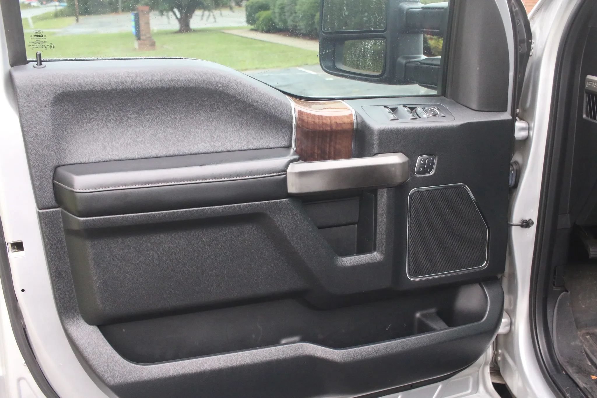Used 2015 Ford F150 Platinum w/ Equipment Group 701A Luxury RWD image 17