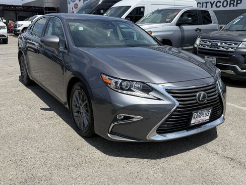 Used 2018 Lexus ES 350 w/ Premier Package image 4