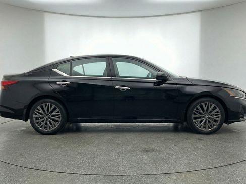 Used 2025 Nissan Altima 2.5 SV FWD image 11