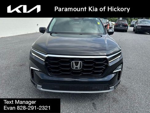Used 2025 Honda Pilot Touring image 2