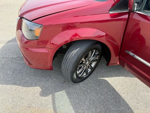 Used 2015 Chrysler Town & Country S image 57