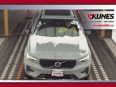 Used 2024 Volvo XC40 B5 Core image 3